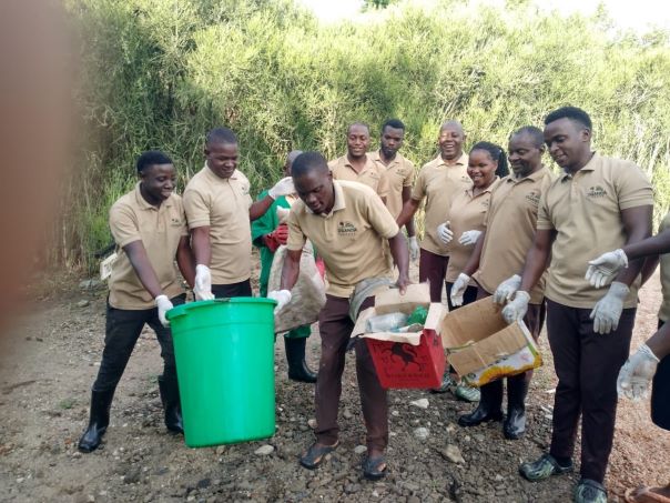 IMG Kikorongo Litter clean up